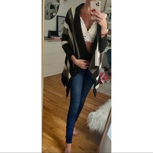 Cute brown stripped cardigan! 💕